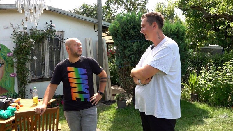 Bestens gelaunt sind dagegen die Neuen in der Anlage. Steffen und Ronny lieben nicht nur die Gartenarbeit mit ihrem Hund Ary, sondern auch kleine Neckereien. – Bild: RTL Zwei