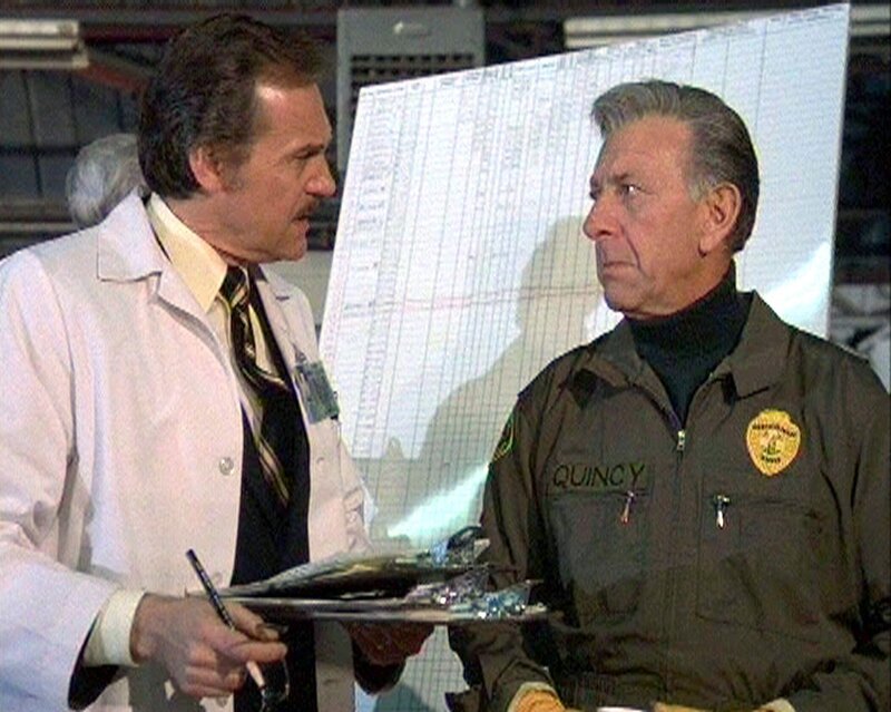 Quincy (Jack Klugman, re.) und  Dr. Astin (John S. Ragin) haben die undankbare Aufgabe die Opfer eines Flugzeugabsturzes zu identifizieren. – Bild: RTLup