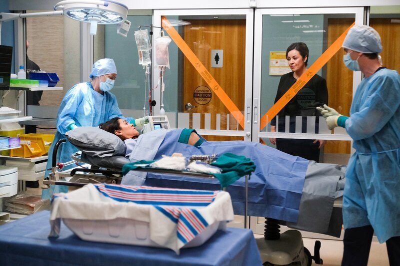 „The Good Doctor“, „Weihnachtswunder.“ Nach wie vor steht die Notaufnahme unter Quarantäne. Dr. Lims Zustand ist kritisch, seit sie von dem unbekannten Virus infiziert wurde. Shaun muss mit sich kämpfen. Er ist von all dem Chaos und Lärm überfordert. Kaum ist Shaun wieder einsatzfähig, muss er sich um einen hochschwangere Patientin kümmern. Der Zustand des Ungeborenen verschlechtert sich zunehmend.Im Bild (v.li.): Karin Konoval (Deena Petringa), Camille Guaty (Viola), Alison Araya (Dr. Garcia), Freddie Highmore (Dr. Shaun Murphy). – Bild: VOXup