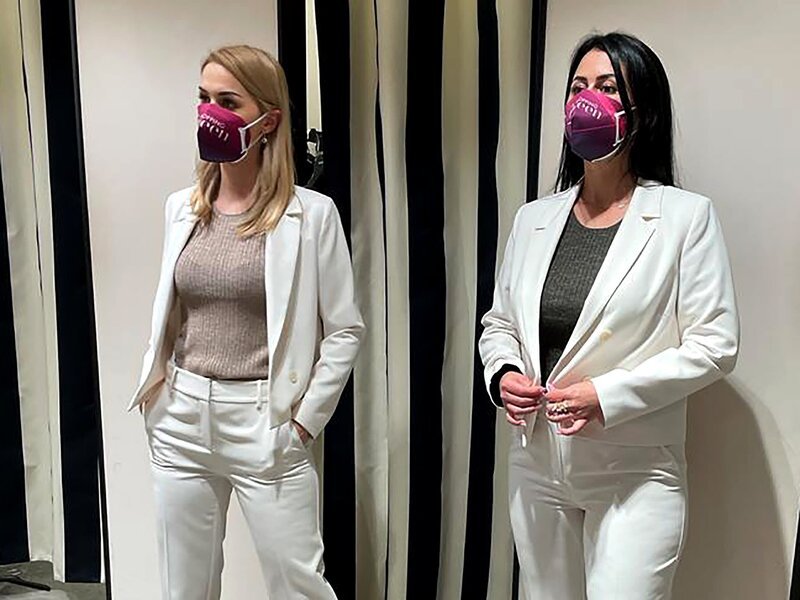 Kandidatin Zarah (l.) und Shoppingbegleitung Anna. – Bild: RTL /​ Constantin Ent.