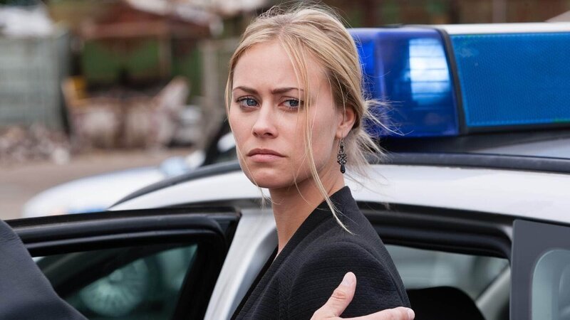 Jackie (Sina Tkotsch) muss tief enttäuscht feststellen, dass sie für ihre vermeintlichen Freunde nur Mittel zum Zweck war … – Bild: RTL /​ Kai Schulz