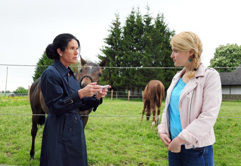 Doris (Simone Ritscher, l.) erfährt von Mandy (Lara Mandoki, r.), dass Kristin verschwinden will. – Bild: ARD/​Ann Paur