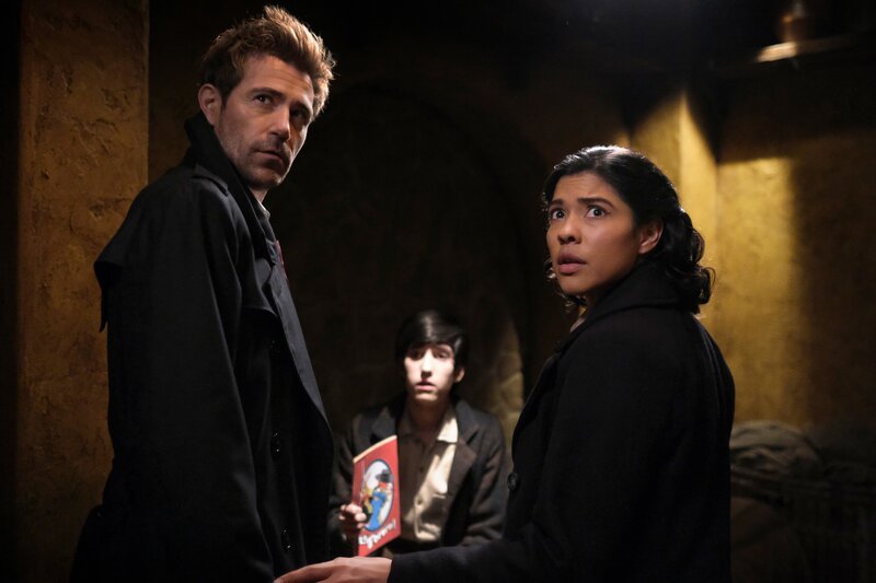 Constantine (Matt Ryan, l.); Esperanza „Spooner“ Cruz (Lissbeth Chavez) – Bild: DC /​ Warner Bros. Ent. Inc. All Rights Reserved.