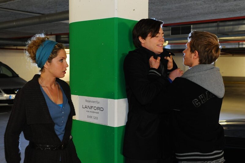 Kais (Frederic Böhle, M.) Zudringlichkeiten machen Nina (Maria Wedig, l.) weiter zu schaffen. Carla verspricht ihr zwar, sich um Kai zu kümmern, verlangt aber im Gegenzug von Nina, dass diese sich unauffällig verhält und sich nicht provozieren lässt. Nina verspricht es – doch sie hat nicht mit Jojos (Bernhard Bozian, r.) Beschützerherz gerechnet … – Bild: SAT.1