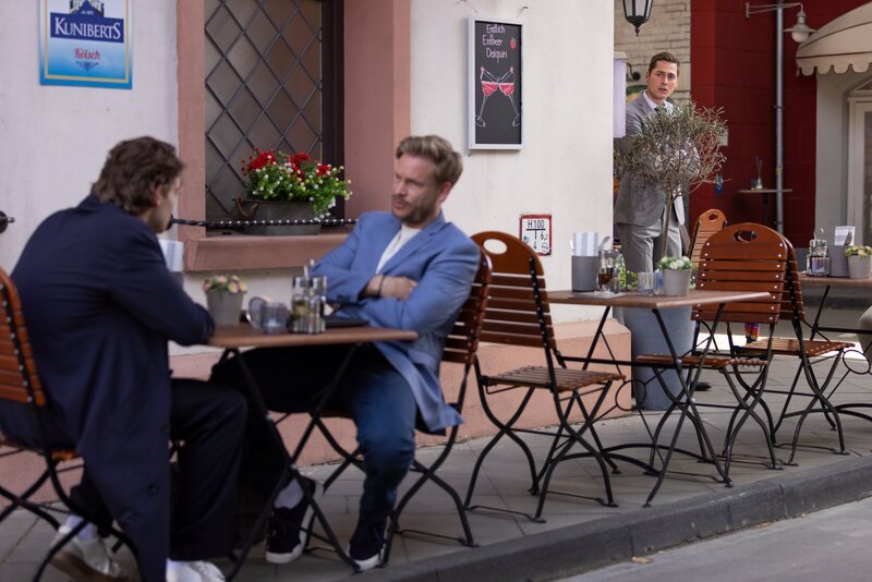 Ringo (Timothy Boldt, r.) kriegt entsetzt mit, dass Julius fortan alleinverantwortlich für Alexanders (Frederic Heidorn, M.) krumme Coaching-Geschäfte sein wird. – Bild: RTL