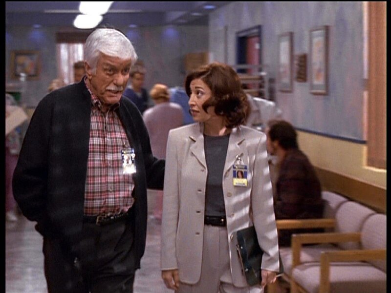 Nach dem Mord an einem Mitglied der Therapiegruppe befragt Mark (Dick Van Dyke, l.) die Therapeutin Carla. – Bild: Sat.1 Gold