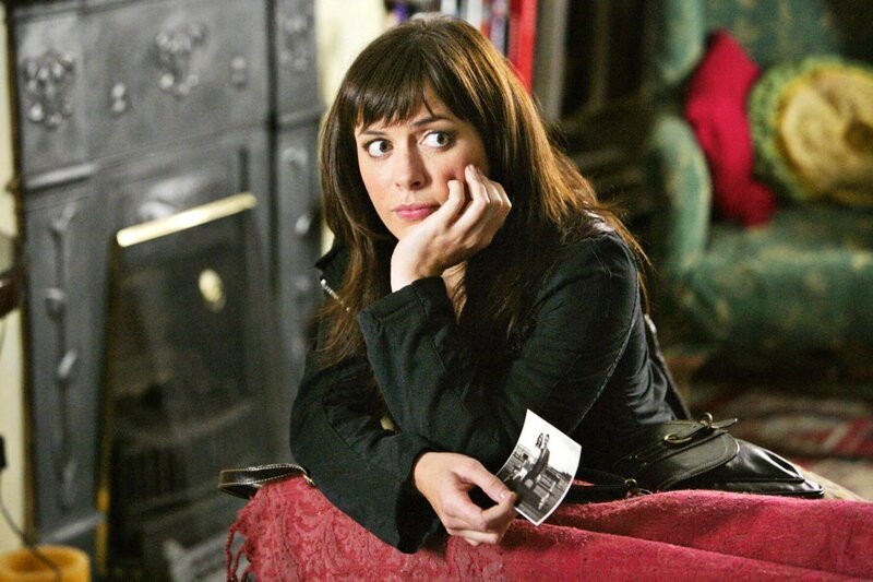 Estelle zeigt Gwen (Eve Myles) die Fotos von Jacks Vater und ihr … – Bild: BBC