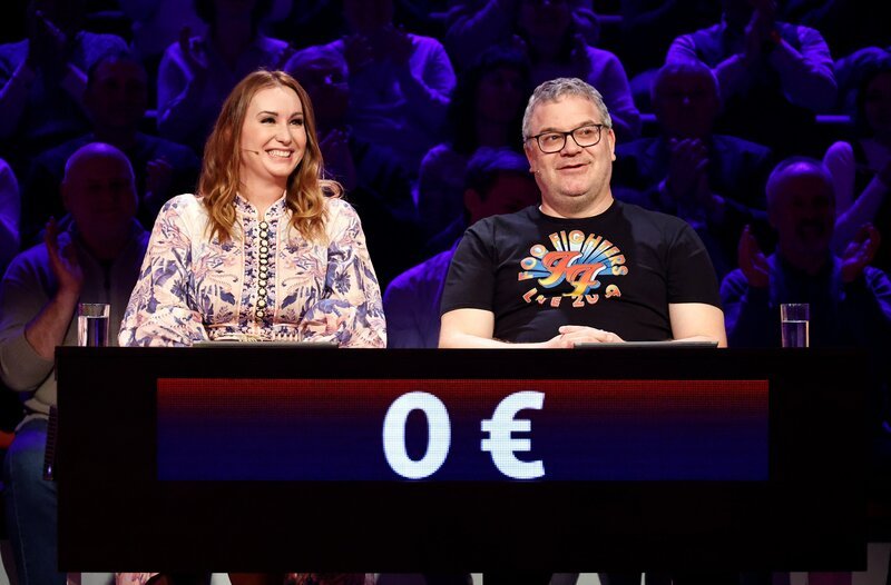 Rateteam-Kapitän Elton (r.) mit der Redakteurin und Autorin Katharina Wolschner (l.). – Bild: ARD/​Morris Mac Matzen