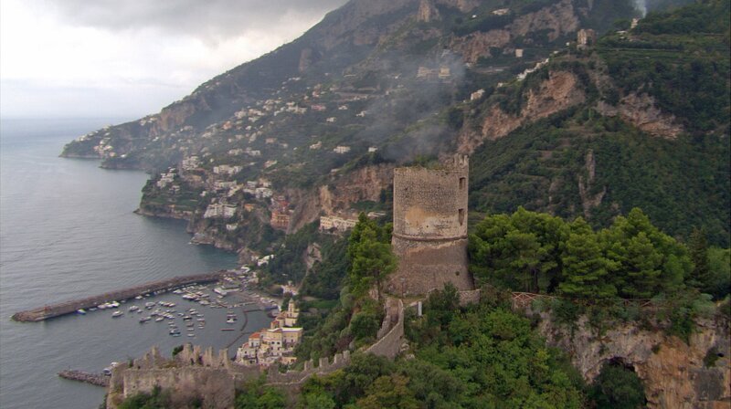 Im Süden Italiens bietet die malerische Amalfiküste viele lohnende Reiseziele. – Bild: phoenix/​ZDF/​Skyworks