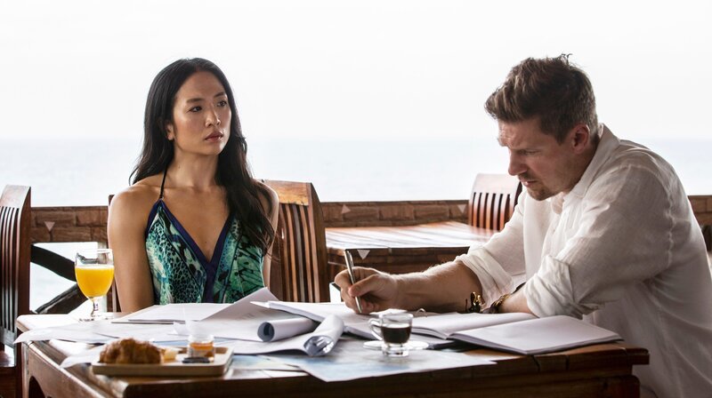 Daniel (Linus Wahlgren) und seine Frau Jaidee (Sandra Yi Sencindiver) schmieden einen verhängnisvollen Plan. – Bild: ARD Degeto/​Yellow Bird/​Jonath Mathew
