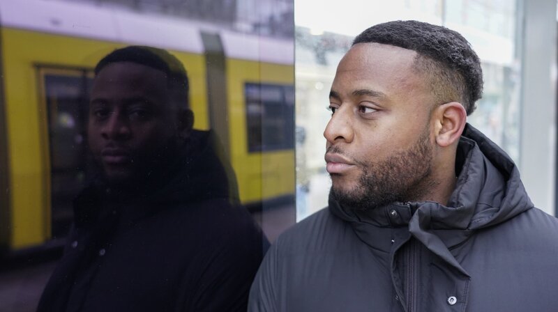 Der 32-jährige Manager Cedric möchte nicht mehr U-Bahn fahren. Hier fühlt er sich diskriminiert. – Bild: phoenix/​ZDF/​Julia Weingarten