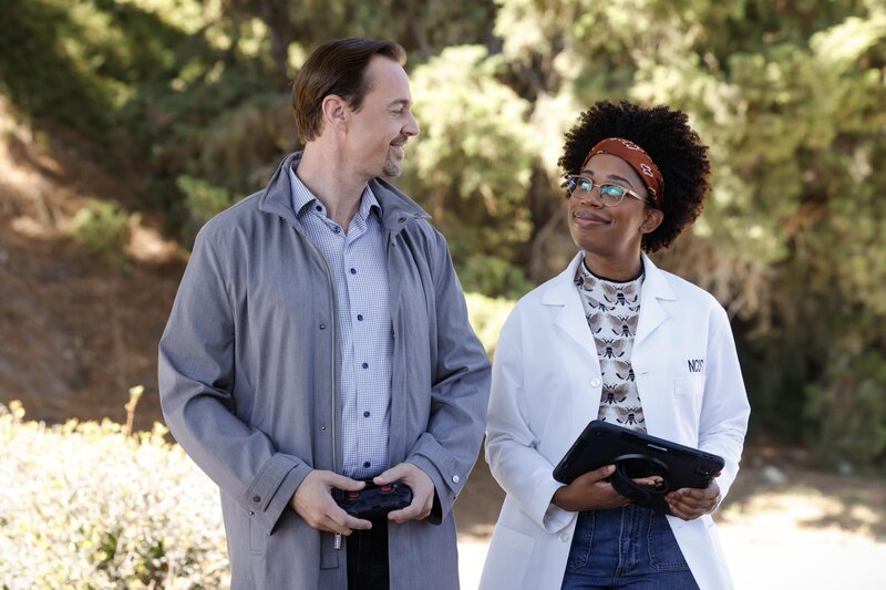 Timothy McGee (Sean Murray, l.); Kasie Hines (Diona Reasonover, r.) – Bild: CBS Broadcasting, Inc. /​ Sonja Flemming