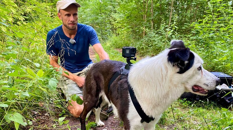 Paul Blei ist freiberuflicher Landschaftsökologe. Seinen Hund Karl bildet er gerade zum ersten Fledermaus-Suchhund Mecklenburg-Vorpommern aus. – Bild: NDR/​Till Lehmann