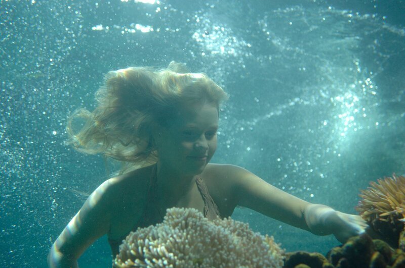 Emma (Claire Holt) hat im Meer eine wunderschöne Koralle für Cleos Aquarium entdeckt. Beim Abbrechen schneidet sie sich allerdings in den Finger. – Bild: ZDF/​Jasin Boland u.a.