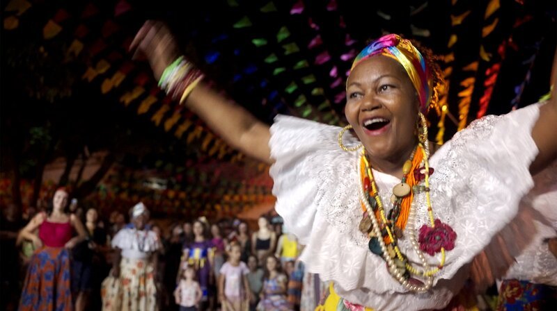 Claudia Regina Avelar leitet seit zwei Jahrzehnten ihre eigene Bumba-Meu-Boi-Tanzgruppe. – Bild: NDR/​Julian Ringer