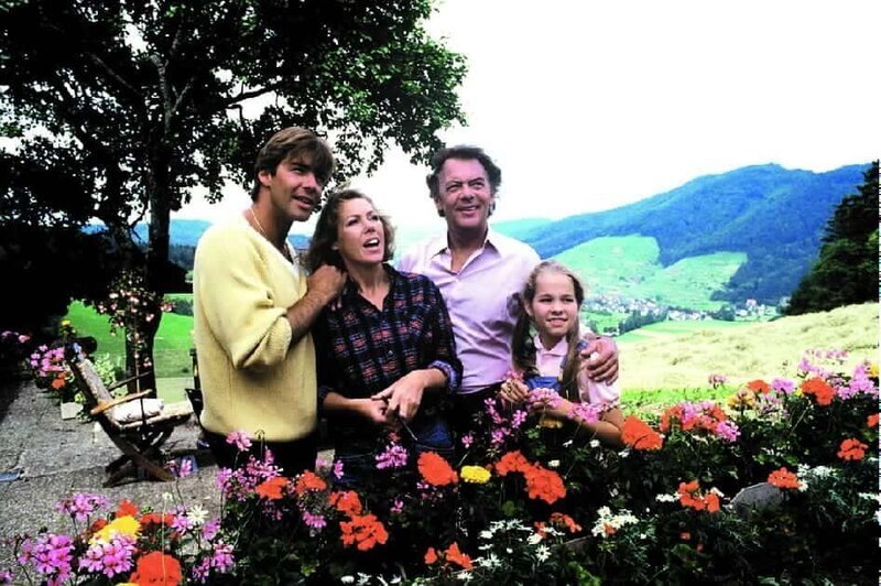 Die Familie ist mal wieder beieinander. Auf der Berghütte wird gefeiert (Sascha Hehn, Gaby Dohm, Klausjürgen Wussow, Angelika Reißner). – Bild: Heimatkanal