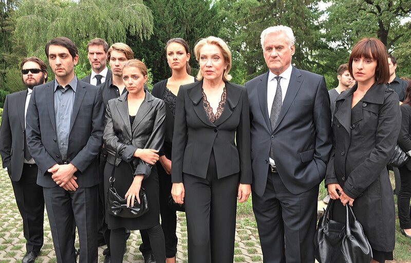 Die Freunde trauern um Verena. – Bild: RTL