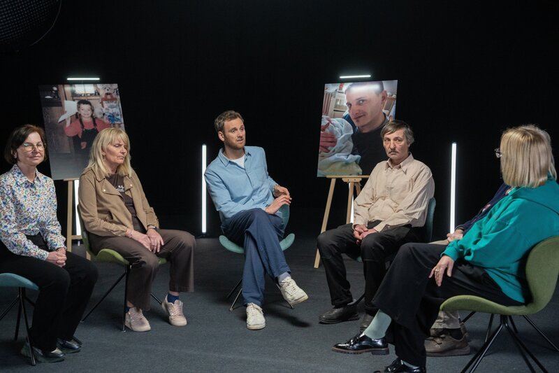 Psychologe Leon Windscheid (M.) spricht mit Teilnehmenden des Sozial-Experiments über ihre Vermissten-Geschichten. – Bild: ZDF und Marius Fuchtmann