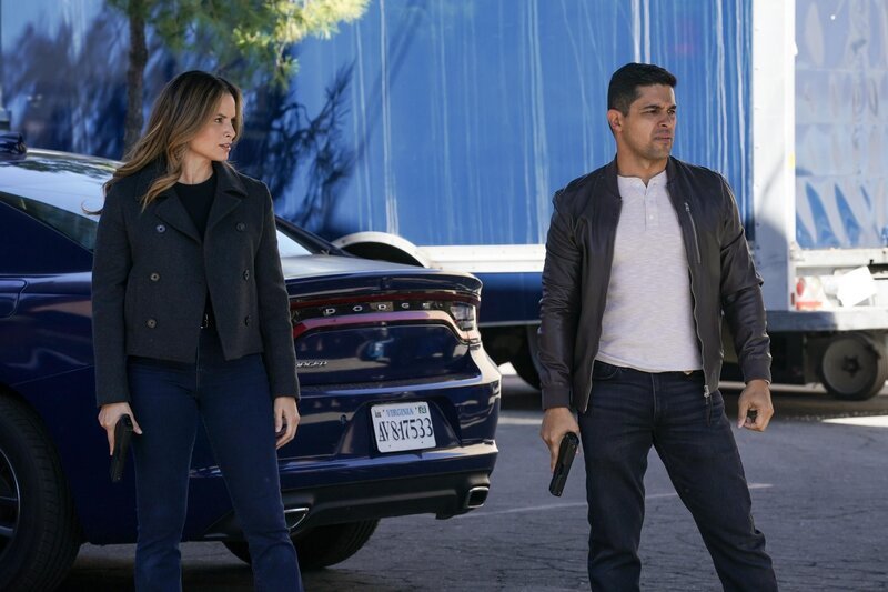 Jessica Knight (Katrina Law, l.); Nick Torres (Wilmer Valderrama, r.) – Bild: CBS Broadcasting, Inc.
