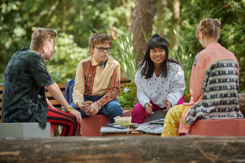 Sirius (Niels Krommes, v.l.n.r.), Marlon (Matti Schneider), Massuda (Tisa Pharischad) und Chiara (Jamila Weintritt) debattieren, ob  sie einen Artikel über Frau Amanis Geheimnis schreiben sollen. – Bild: mdr/​Saxonia Media/​Adrian Groß