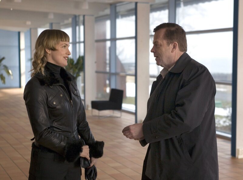 Kommissar Wallander (Krister Henriksson) hat noch einige Fragen an Barbro Haartman (Regina Lund). – Bild: ARD Degeto/​ARD Degeto/​Lars Hogsted
