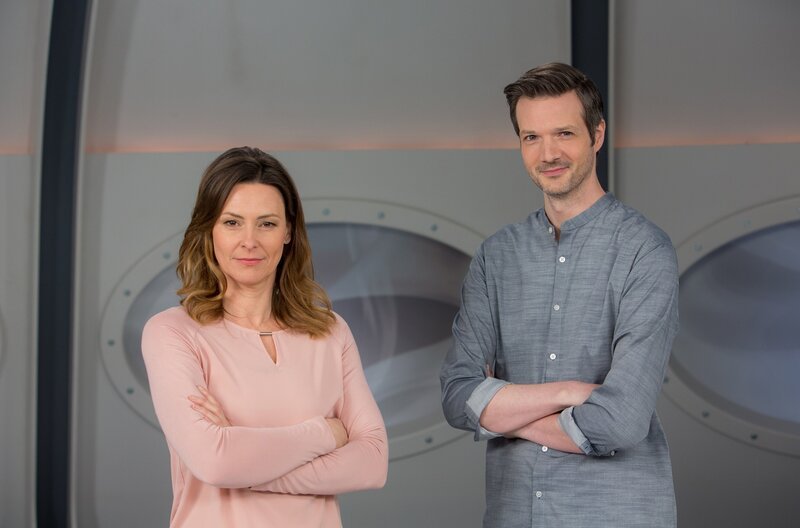 Künstliche Intelligenz übernimmt immer mehr Aufgaben im Alltag. Doch die Algorithmen der Programme können bestimmte Personengruppen unbemerkt benachteiligen. Wie das geschieht und was man tun muss, um das zu verändern, erklären Anja Reschke und Adrian Pflug in „Wissen vor acht – Zukunft“. – Bild: ARD/​Michael Boehme