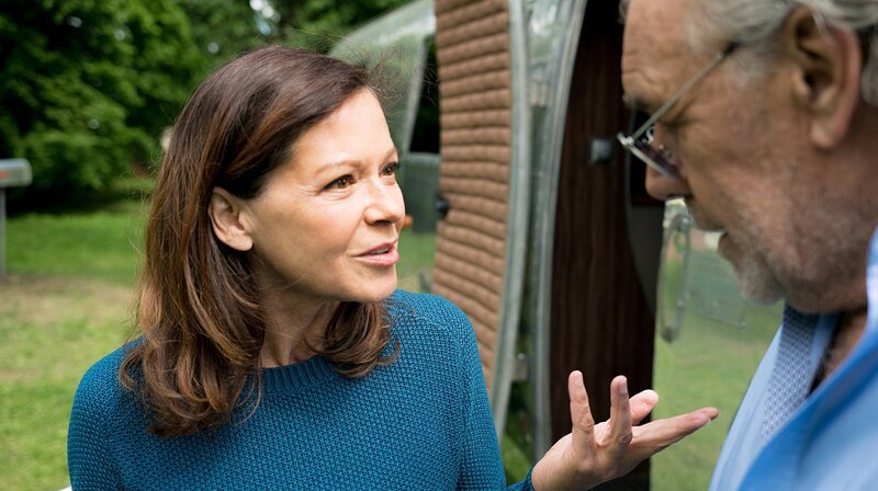 Zwischen Borchert (Christian Kohlund) und Marlene (Angela Roy) bahnt sich etwas an. – Bild: ARD Degeto/​Graf Film/​Roland Suso Richter