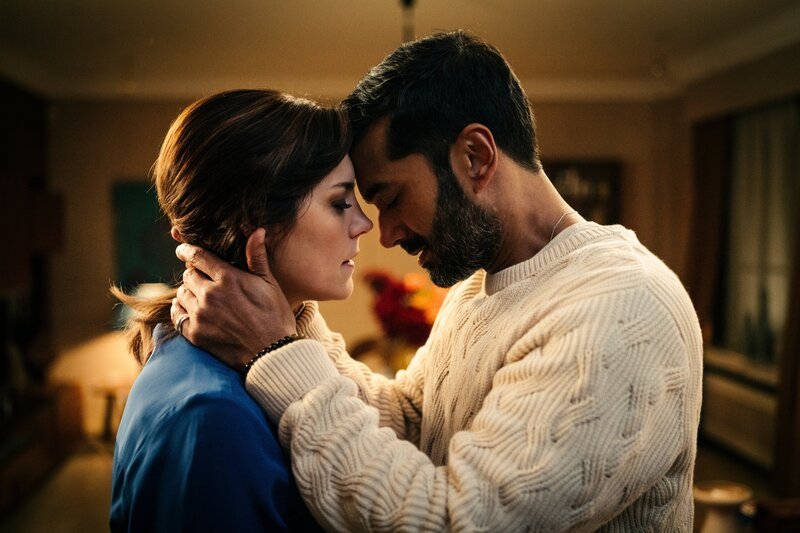 Charlotte und Leo empfinden immer von viel füreinander (von li nach re: Annabel Scholey, Sendhil Ramamurthy). – Bild: RTL