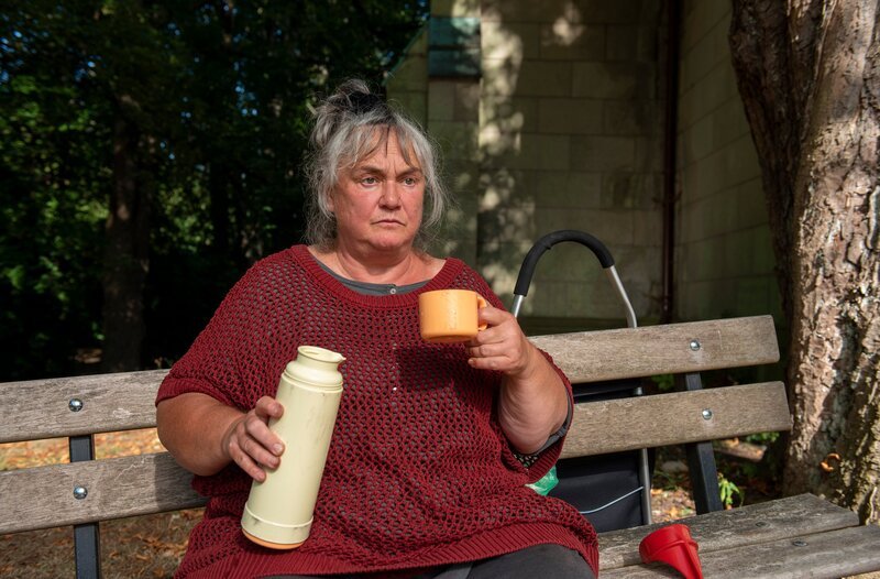 Die obdachlose Onna (Marion Breckwoldt) steht im Verdacht, mit ihrem Campingkocher einen Brand in einer Lagerhalle verursacht zu haben. – Bild: ARD/​Thorsten Jander
