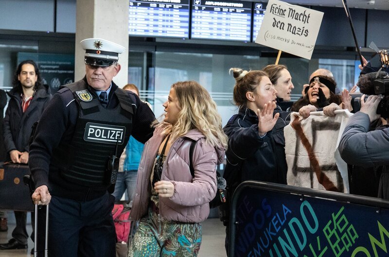 Mit ihrem Social-Media-Spruch hat Lisa (Camille Dombrowsky) einen gefährlichen Shitstorm entfacht. – Bild: MDR/​ARD Degeto/​RBB/​Kerstin Jacobsen