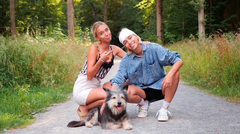 Auch Hunde arbeiten beim Roten Kreuz. Lisa und Lena mit Rettungshund Vikky. – Bild: SWR/​tvision