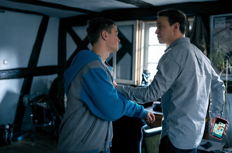 Wer bedrängt hier wen? Bastian (Luis Vorbach, l.) und der Freund seiner Mutter Pit (Felix von Bredow) sind im Clinch. – Bild: SWR/​Christian Koch