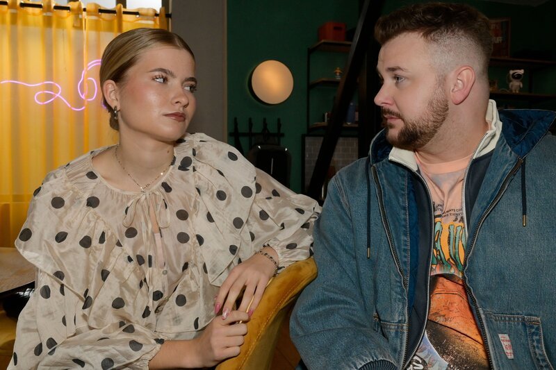 Jonas (Felix van Deventer) versichert Johanna (Charlott Reschke), dass er seine Schützlinge im Griff hat. – Bild: RTL