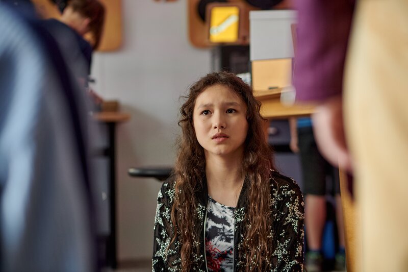 Io (Clara Jaschob) kann nicht glauben wie die Projekte von ihr und Joyce so außer Kontrolle geraten konnten. – Bild: mdr/​Saxonia Media/​Adrian Groß