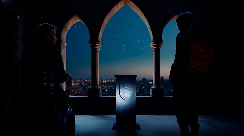 Im Turm der St. Nicholas Kirche sollen die Diamanten versteckt sein. – Bild: NDR/​NordicStories