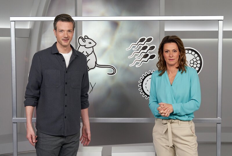 Anja Reschke (r.) und Adrian Pflug sprechen über ethische Aspekte moderner Forschung in „Wissen vor acht – Zukunft“. – Bild: ARD/​Michael Boehme