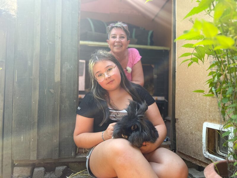 „Hasenhaltung“ Iris und Tochter Victoria Pauer mit Zwergkaninchen Snoopy. – Bild: ORF/On-Media „Hasenhaltung“ Iris und Tochter Victoria Pauer mit Zwergkaninchen Snoopy. – Bild: ORF/On-Media