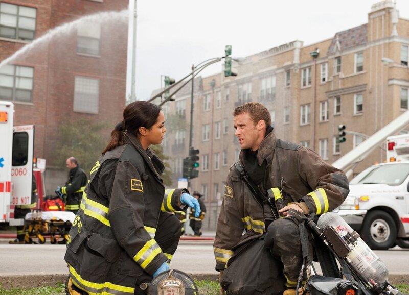 Chicago Fire Die Abrechnung – Rear View Mirror Staffel 1, Episode 6 Erschöpft nach Grosseinsatz: Jesse Spencer als Matthew Casey, Monica Raymund als Gabriela Dawson – Bild: SRF/​NBC Universal