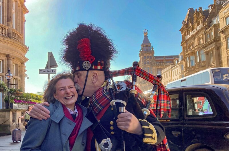 "Unterwegs in Schottland" Drehstartfoto. Iris Marhencke vor der Abfahrt des Zuges – Bild: phoenix/ZDF/Doclights "Unterwegs in Schottland" Drehstartfoto. Iris Marhencke vor der Abfahrt des Zuges – Bild: phoenix/ZDF/Doclights