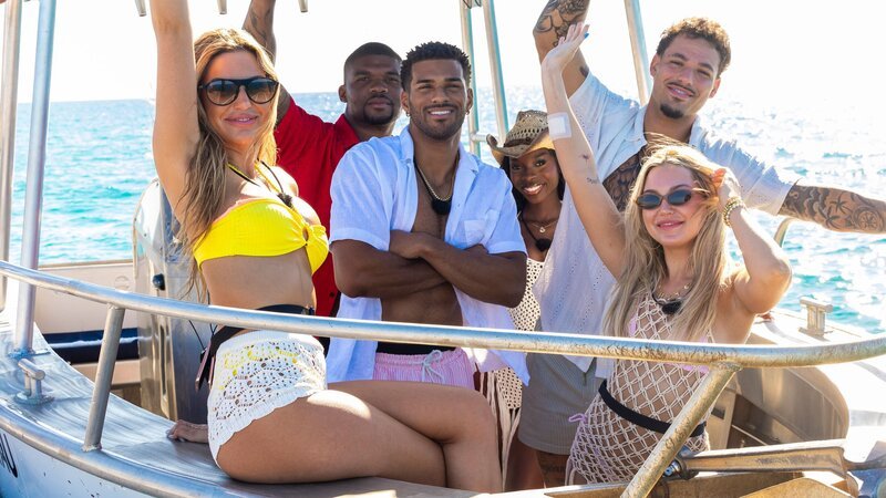 LOVE ISLAND USA -- Episode 713 -- Pictured: (l-r) Iris Kendall, Jalen Brown, Jeremiah Brown, Olandria Carthen, Jose „Pepe“ Garcia-Gonzalez, Hannah Fields – Bild: Peacock TV LLC /​ Ben Symons