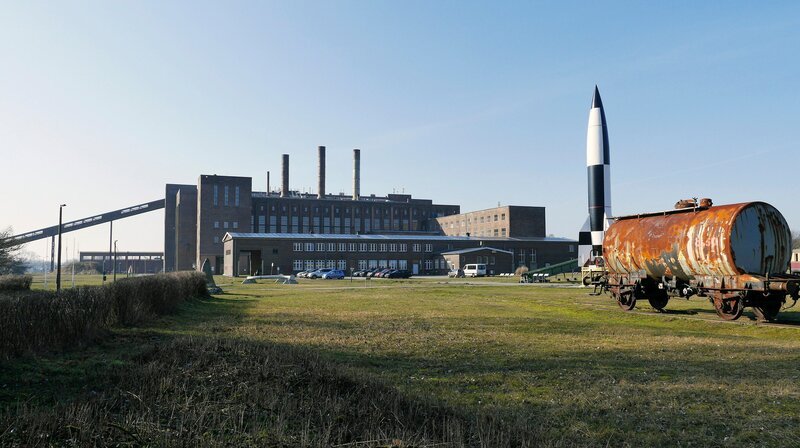 Die Heeresversuchsanstalt war von 1936 biss 1945 die größte militärische Versuchsanstalt Europas. Hier wurde an neuen Waffensystemen geforscht. Unter anderem an verschiedenen Raketen. – Bild: NDR/​dmfilm/​Christiane Schwarz