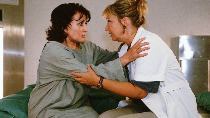 Ilse (Christiane Reiff, re.) ist davon überzeugt, dass Marion (Christine Wodetzky) Katharina von Preiss ist und überredet sie, dieses anhand eines Gebissabdrucks der Anstaltsleitung zu beweisen. – Bild: RTL