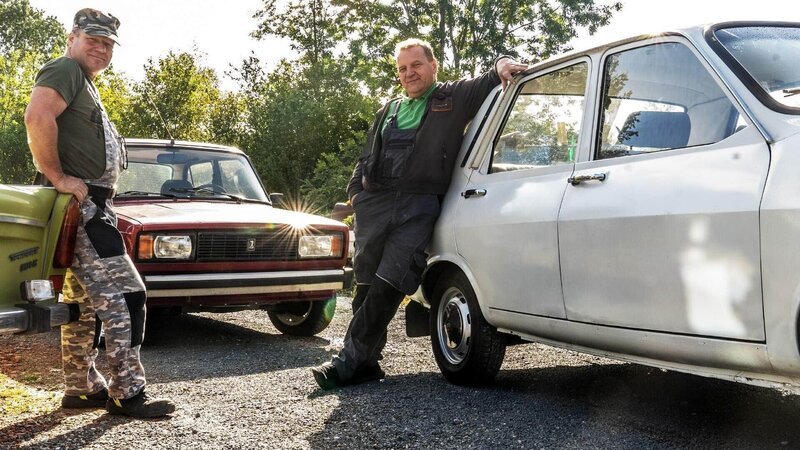 Axel Zörner (l.) und Michael Sroka lieben alte Autos. – Bild: RTL /​ Noelle Juenger