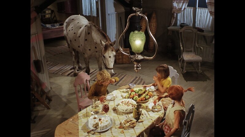 Tommy (Pär Sundberg, l.) und Annika (Maria Persson, M.) feiern mit Pippi Langstrumpf (Inger Nilsson, r.) und ihren Tieren Geburtstag. – Bild: ZDF/​Studio 100 Media