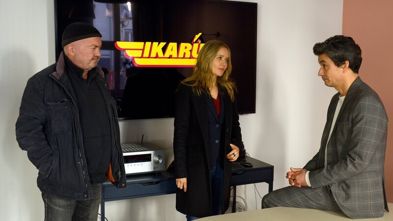 Otto (Florian Martens, l.) und Linett (Stefanie Stappenbeck, M.) erfahren von Ron Williams (Hyun Wanner, r.), dass er und Bahira vor deren Tod ein angespanntes Angestelltenverhältnis hatten. – Bild: ZDF