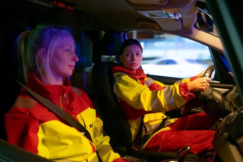 Johanna Bergmann (Lena Meckel, r.) und ihre Kollegin Elva Klein (Anna Gesa-Raija Lappe, l.) ahnen noch nicht, dass dieser Einsatz für eine von ihnen tödlich enden wird. – Bild: ZDF und Erika Hauri
