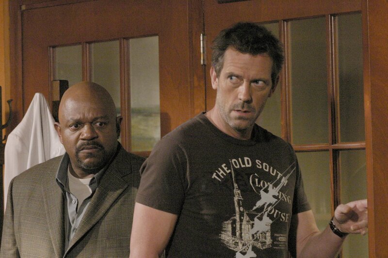 Kann Dr. Gregory House (Hugh Laurie, r.) verhindern, dass der Sohn von Rodney Foreman (Charles S. Dutton, l.) erblindet? – Bild: NBC Universal Television Studio