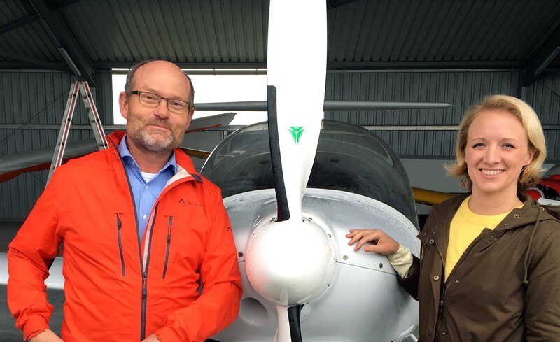 Anna Lena Dörr mit Norbert Semar vom Aero-Club Pirmasens: Auch Fliegen kann glücklich machen: über der Landschaft dahinzugleiten, die Dinge von oben zu betrachten ist für viele Hobby-Piloten ein erhebendes Gefühl. Anna Lena Dörr versucht, diese Leidenschaft besser zu verstehen. – Bild: SWR/​Thomas Keck