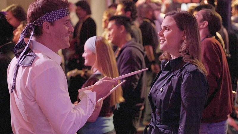 Als in einem Fantasy-Rock’n’Roll-Camp ein Mord geschieht, müssen Booth (David Boreanaz) und Brennan (Emily Deschanel) ermitteln. Die Mordwaffe ist sündhaft teure Gibson-Gitarre, die in Booth Rock’n’Roll-Gefühle weckt … – Bild: SUPER RTL /​ FOX