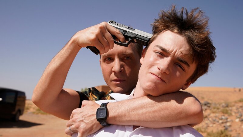 Doug (Shawn Doyle, l.) hat Zack (Thomas Chomel, r.) in seine Gewalt gebracht. – Bild: Cineflix /​ Roger Arpajou
